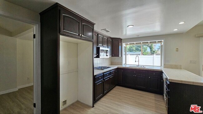 Foto del edificio - 22231 Vanowen St
