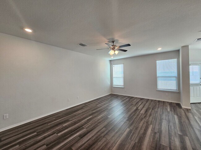 Foto del edificio - AVAILABLE NOW!