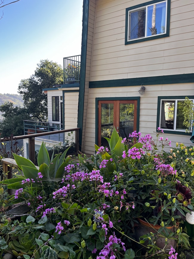 Garden Entrance - 1212 Fernwood Pacific Dr