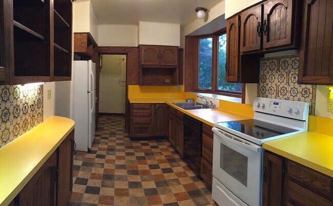 Foto del edificio - NO STUDENTS Available Now! Unique Large Home!