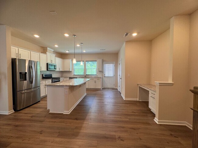 Building Photo - 3BR 2.5BA Townhome