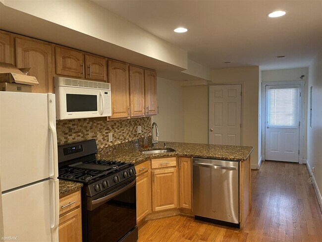 Building Photo - 3 br, 2.5 bath House - 15 W West St