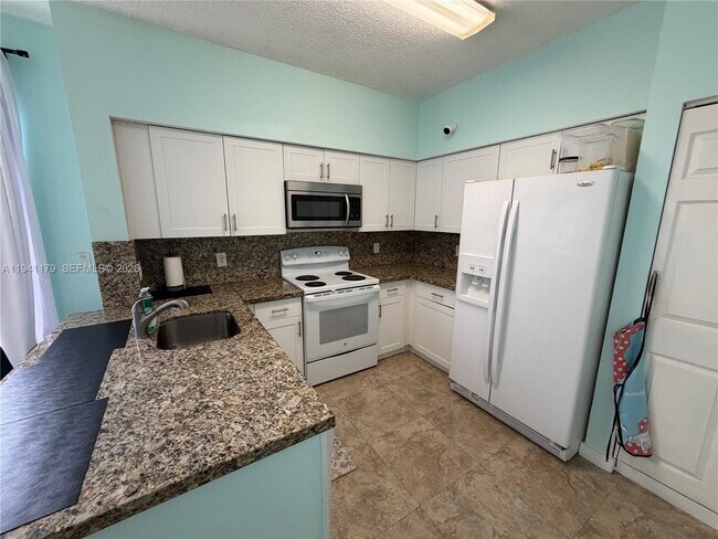 Foto del edificio - 810 NE 212th Terrace