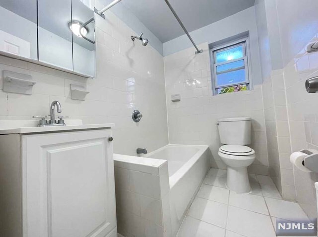 Foto del edificio - 6117 Boulevard E