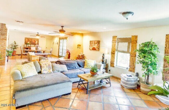 Foto del edificio - 1513 E Greenway St