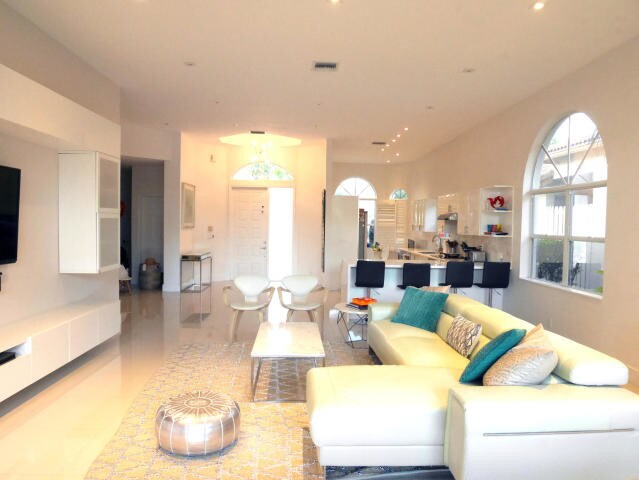 Building Photo - 5335 Ventura Dr