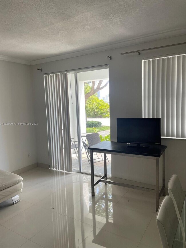 Foto del edificio - 3255 NE 184th St