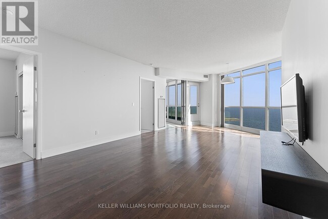 Building Photo - 1411-215-3215 Fort York Blvd