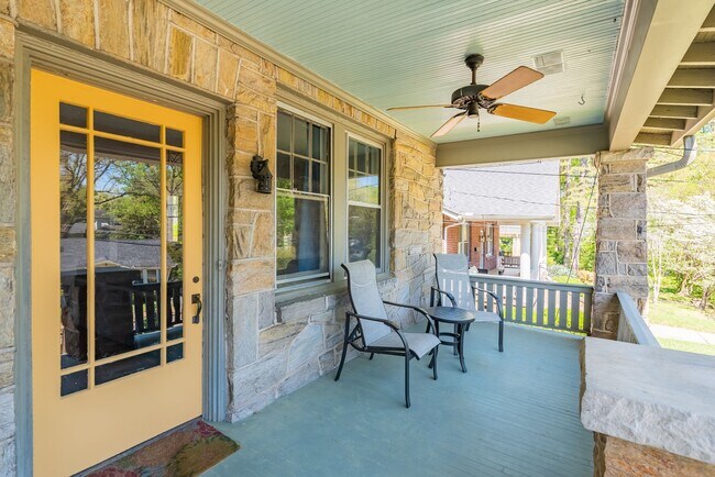 Foto del edificio - Beautiful Bungalow in Five Points with Fen...