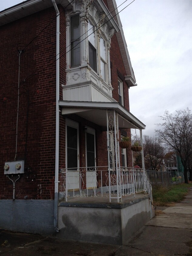 Primary Photo - 605 South Ave