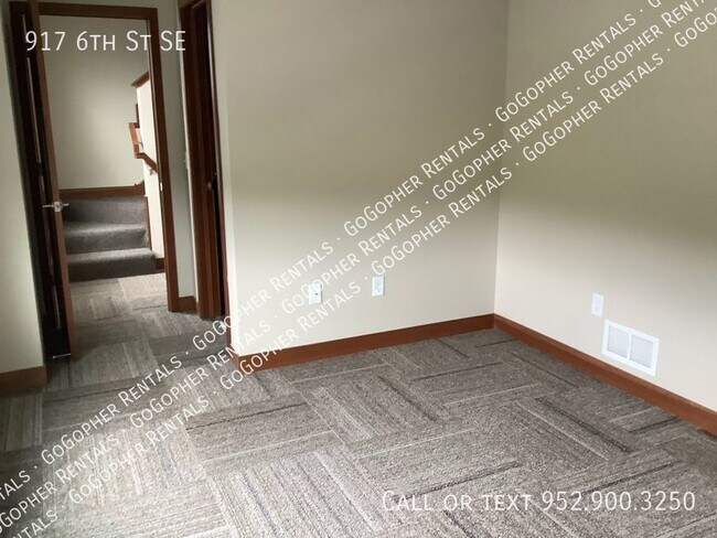 Building Photo - 6 Bed 4 Bath unit   The Burrows !
