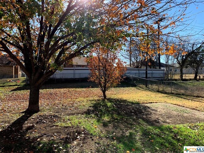 Building Photo - 2402 Bluejay Dr
