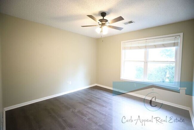Building Photo - Nettleton Schools - 6 bed/ 3 bath 2,500 sq.ft.., back deck, fenced yard!!