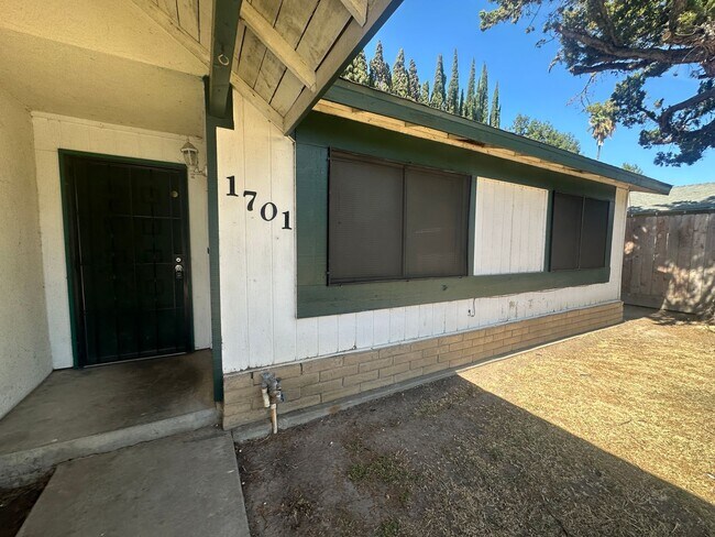 Foto del edificio - 1701 Ortega Dr