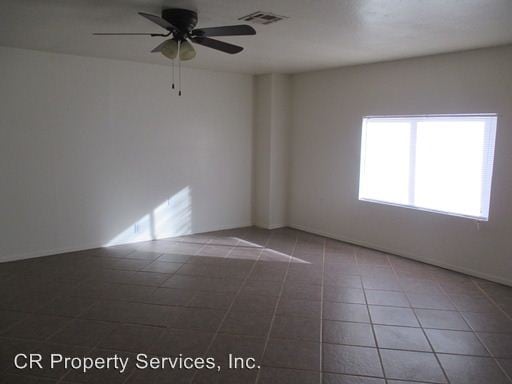 Building Photo - 944 W Calle Tuberia