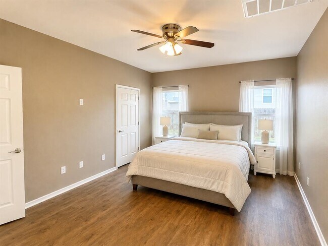 Building Photo - 305 Dark Horse Ln