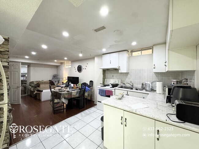 Photo du bâtiment - Spacious 2-Bedroom Basement Apartment with 2 Parking Spaces – Mississauga