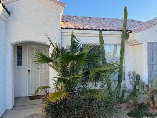 Foto del edificio - Pool Home with 3Bedrooms +Bonus Room Bullhead Parkway-Desert Foothills Estates- Can Be "Furnished...