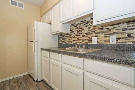 Foto del edificio - 2701 Green Oaks Rd