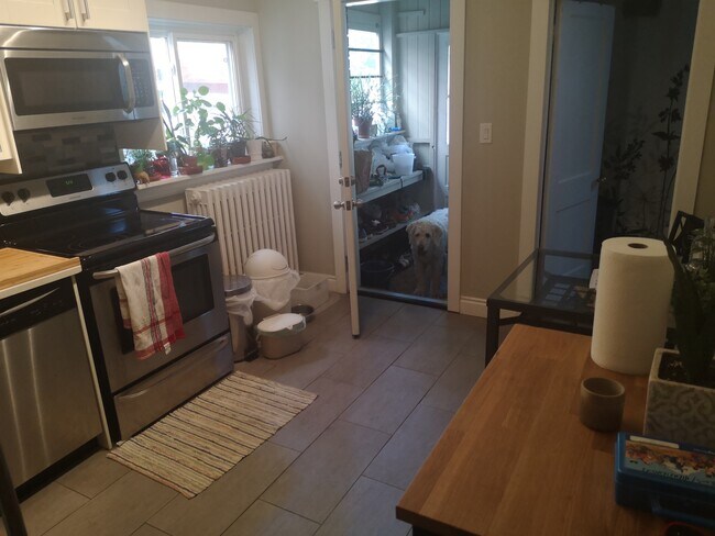 Photo du bâtiment - Spacious 1 Bedroom Main Floor