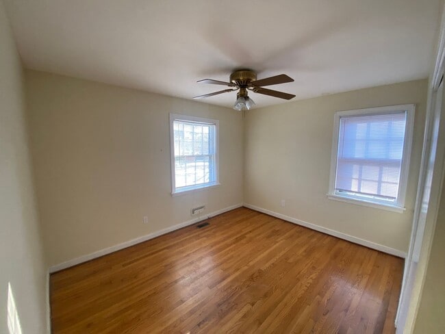 Foto del edificio - — AVAILABLE APRIL 1ST —Three Bedroom Two Bathroom Brick Ranch Home in the West End Available Apri...