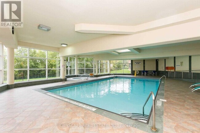 Photo du bâtiment - 6 Humberline Dr