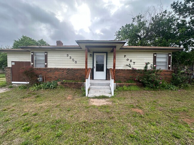 Foto del edificio - 4 Bed, 2 Bath, 2 dInng, 2 Living