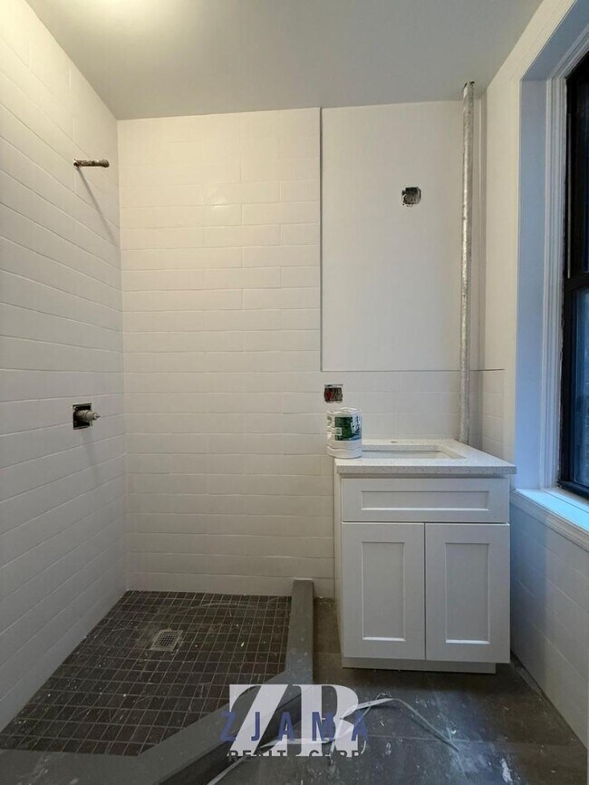 Foto del edificio - 1 bedroom in Brooklyn NY 11216