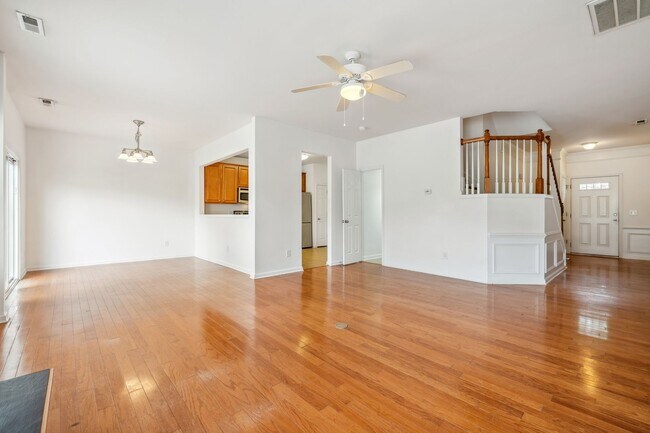 Building Photo - AVAILABLE NOW! $500 off First Month's Rent...