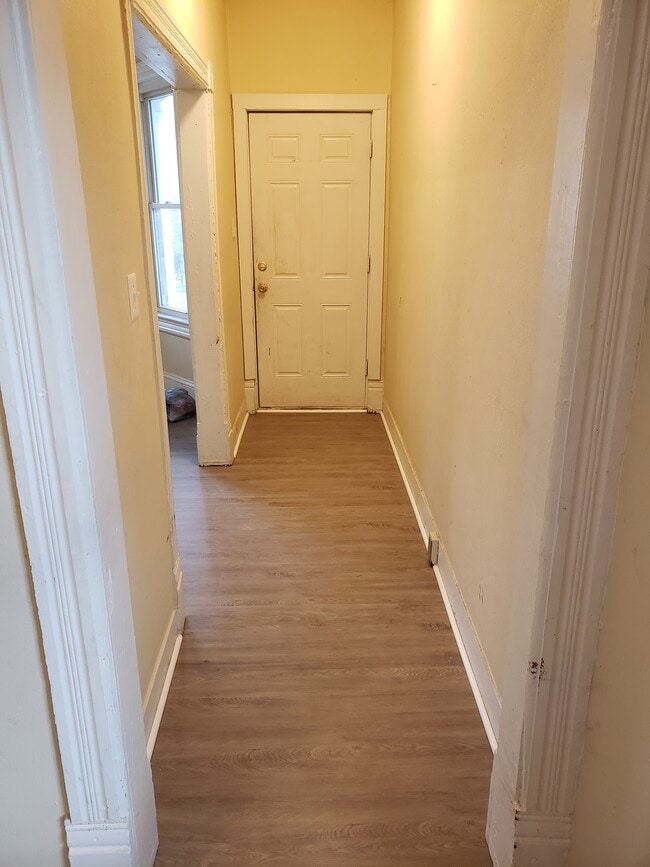 Foyer - 335 S Kentucky Ave