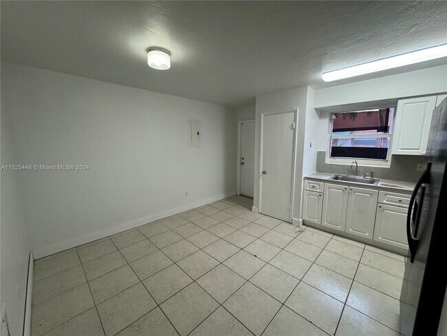 Building Photo - 334 E 2nd St