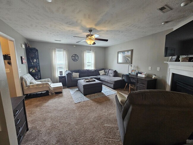 Foto del edificio - Two-Story Home Located in Lexington Planta...