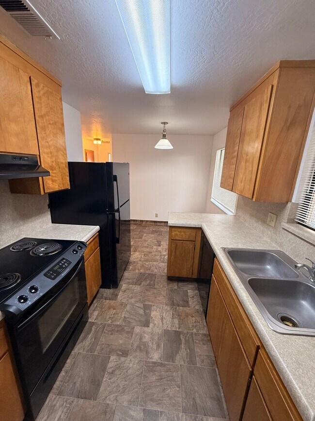Foto del edificio - 965 Cyndi Cir