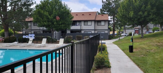 Sendero panorámico de Dove Ridge junto al área de la piscina cercada. - Dove Ridge Apartments