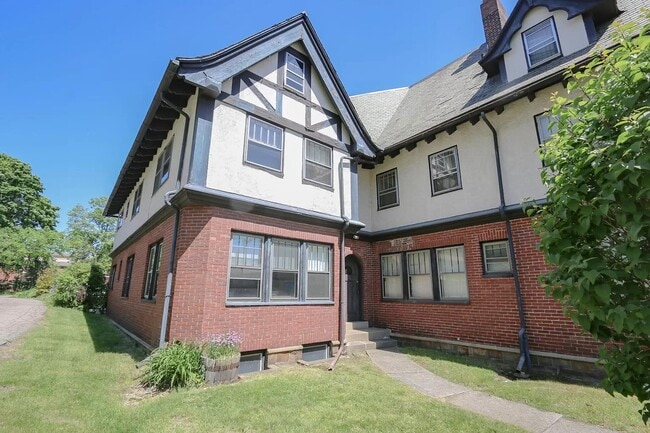 Building Photo - 96 Mount Auburn St