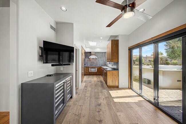 Foto del edificio - 6711 E Camelback Rd