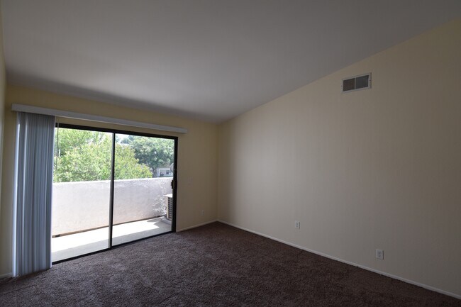 Foto del edificio - 695 E 5th St