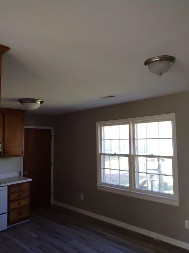 Building Photo - 1809 E Trail Dr SE