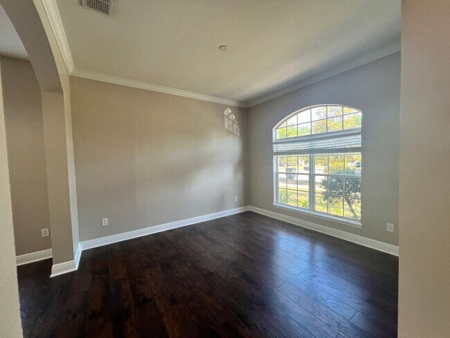 Building Photo - 4 bed 2.5 bath Home