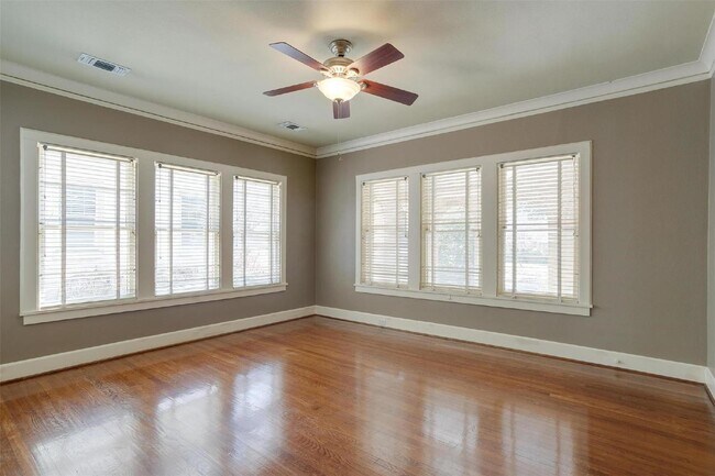 Foto del edificio - Charming home in Coveted Berkeley Place!