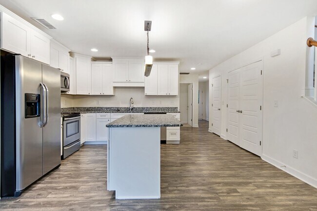 Foto del edificio - Modern 3 bed 3 bath Townhome