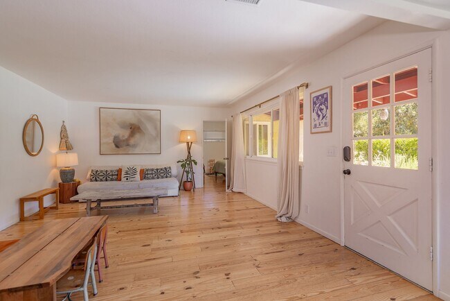 Foto del edificio - Upper Ojai Country Charmer w/Granny Flat