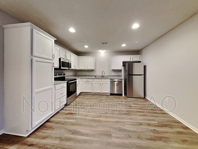 Foto del edificio - 402 NW Woodbury Dr