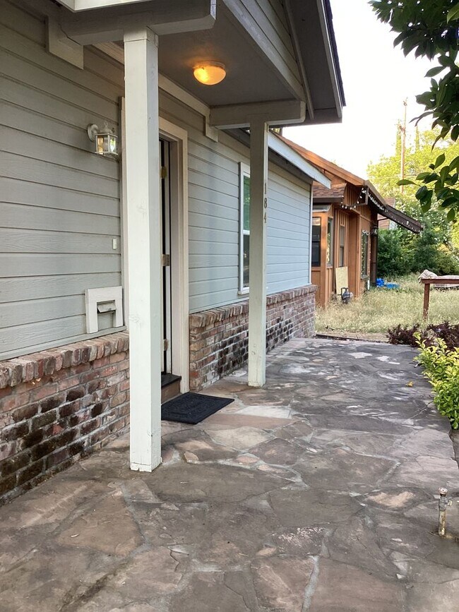 Foto del edificio - 2-Bed, 2-Bath Cottage PENDING