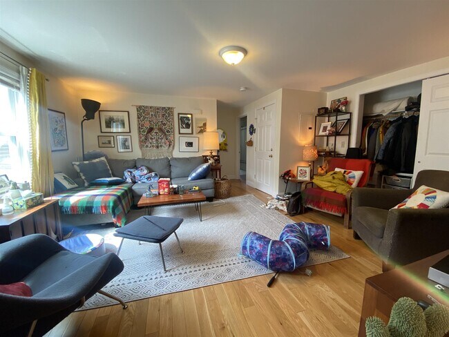 Building Photo - 126 Pine St