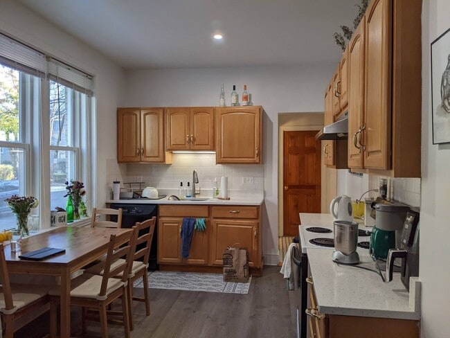 Building Photo - Get a $1,000 Utility Rebate this month! Fantastic Spacious Apt w Ht/HW Included in Rent!