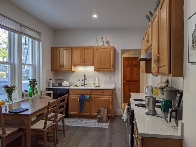 Foto del edificio - Get a $1,000 Utility Rebate this month! Fantastic Spacious Apt w Ht/HW Included in Rent!