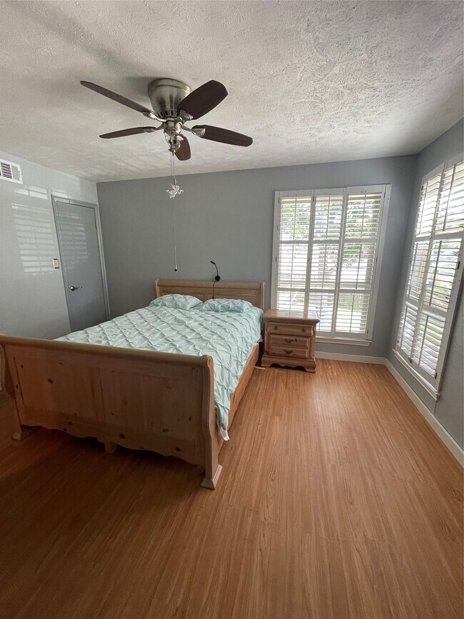 Foto del edificio - 204E Lakeview Ter