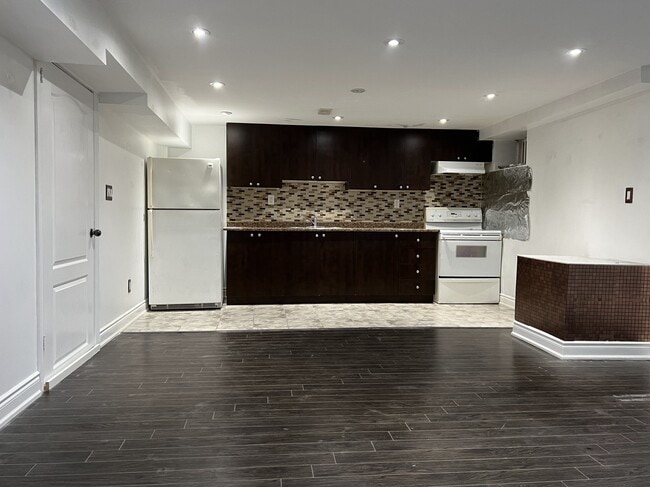 Building Photo - 10 Burgby Av