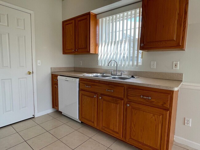 Foto del edificio - Shelby Township 2 Bedroom, 2 Bath Condo-St...